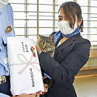Кошка удостоена полицейских почестей за спасение человека