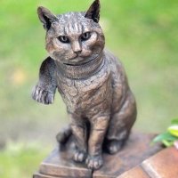 В лондонском районе Ислингтон установили памятник уличному коту по кличке Боб, который прославился на весь мир благодаря одноименным книге и фильму.